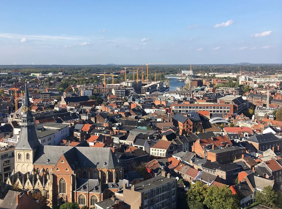 Limburg — Thebeautyparlorisfilledwithsailors / Wikimedia Commons / CC BY-SA 4.0
