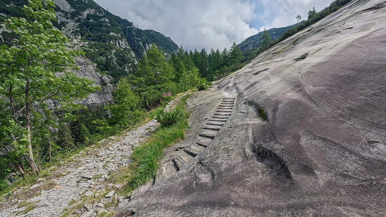 Guttannen — NOTE: This image is a panorama  consisting of multiple frames that were merged or stitched in software. As a result, thi / Wikimedia Commons / CC BY-SA 4.0