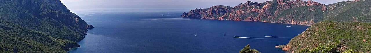 Corse — Girolata-5-golfe-pano.jpg: Pierre Bona
derivative work: Inkey / Wikimedia Commons / CC BY-SA 3.0