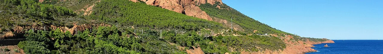 Var — Calanque_du_Petit_Canereit-Massif_de_l'Esterel.jpg: Tobi 87
derivative work: Inkey / Wikimedia Commons / CC BY-SA 3.0