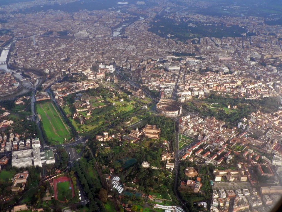 Roma Capitale — [[User:Ilocos.com

` LocalGuidesConnect.com°]] / Wikimedia Commons / CC BY-SA 3.0