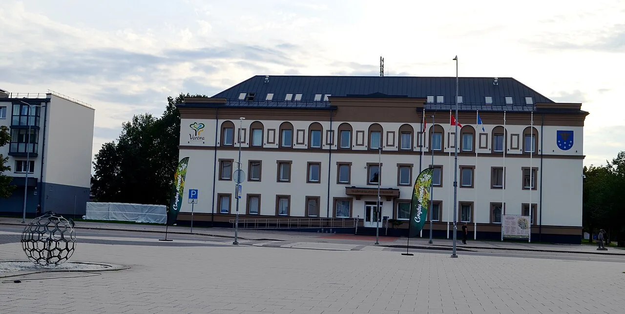 Varėnos rajono savivaldybė — Šarūnas Šimkus / Wikimedia Commons / Public domain
