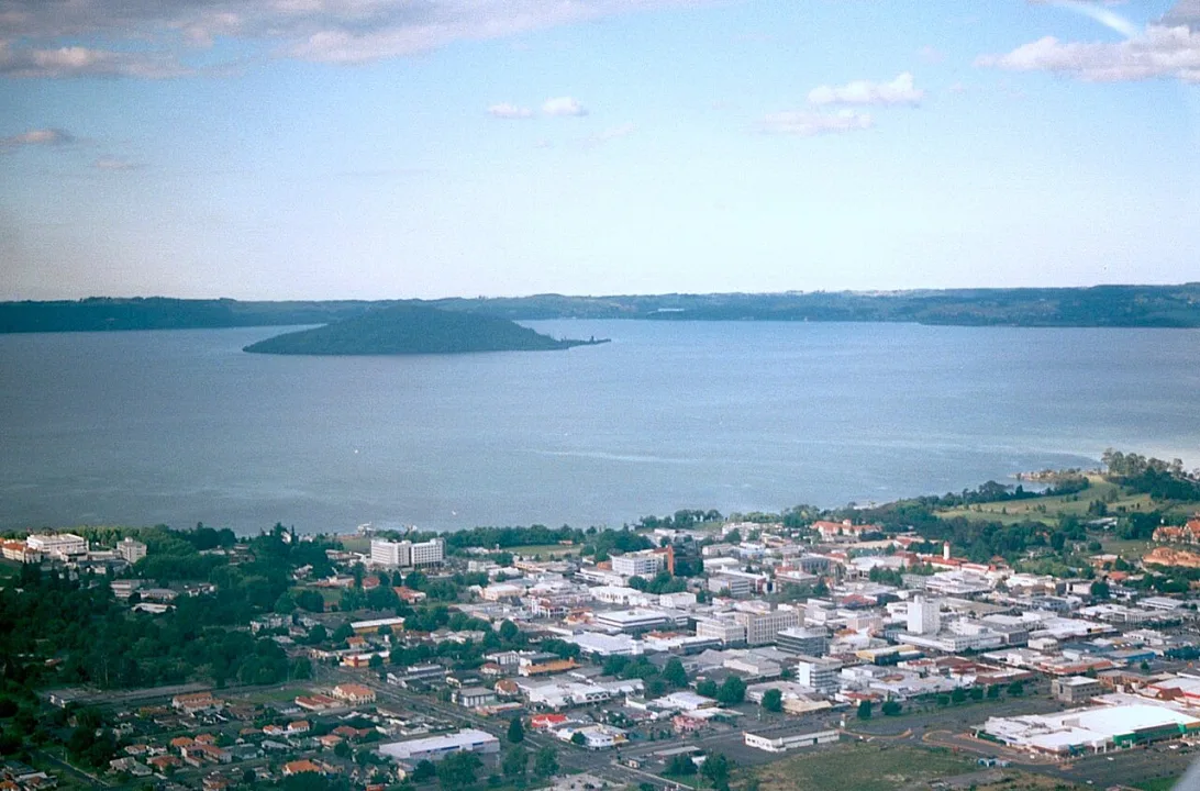 Rotorua Lakes — Carl Lindberg / Wikimedia Commons / CC BY 2.5