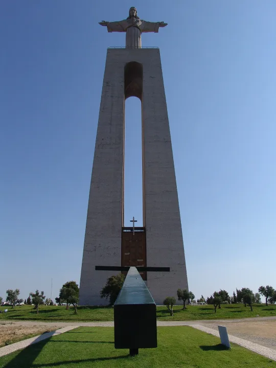 Almada — Bott / Wikimedia Commons / CC BY-SA 3.0