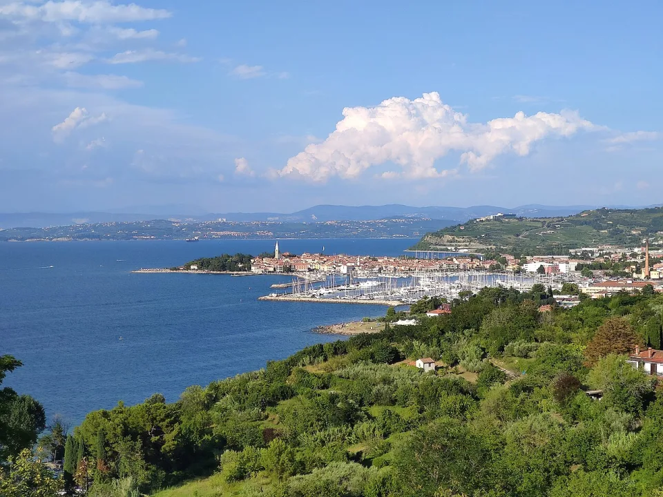 Izola / Isola — Alpenwiese / Wikimedia Commons / CC BY-SA 4.0