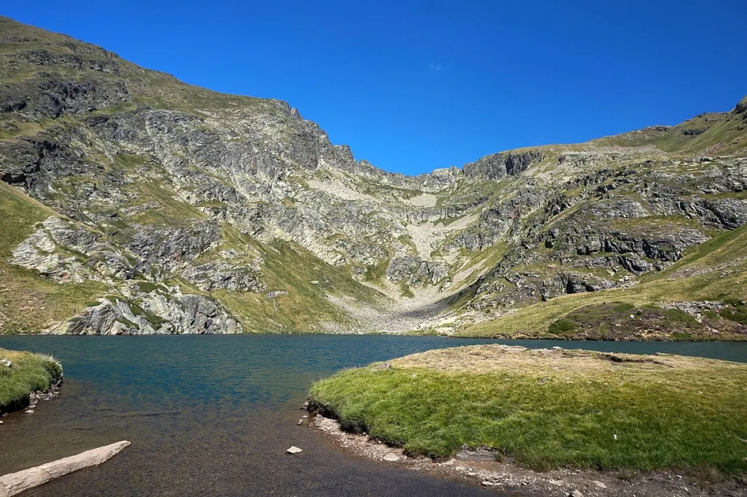 Estany de Cabana Sorda — Austral Lights / Wikimedia Commons / CC BY-SA 4.0
