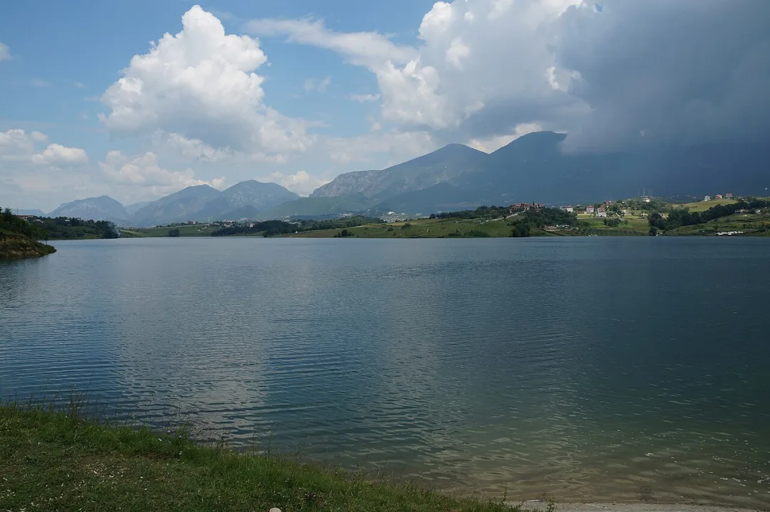 Liqeni i Farkës — Albinfo / Wikimedia Commons / CC BY 4.0