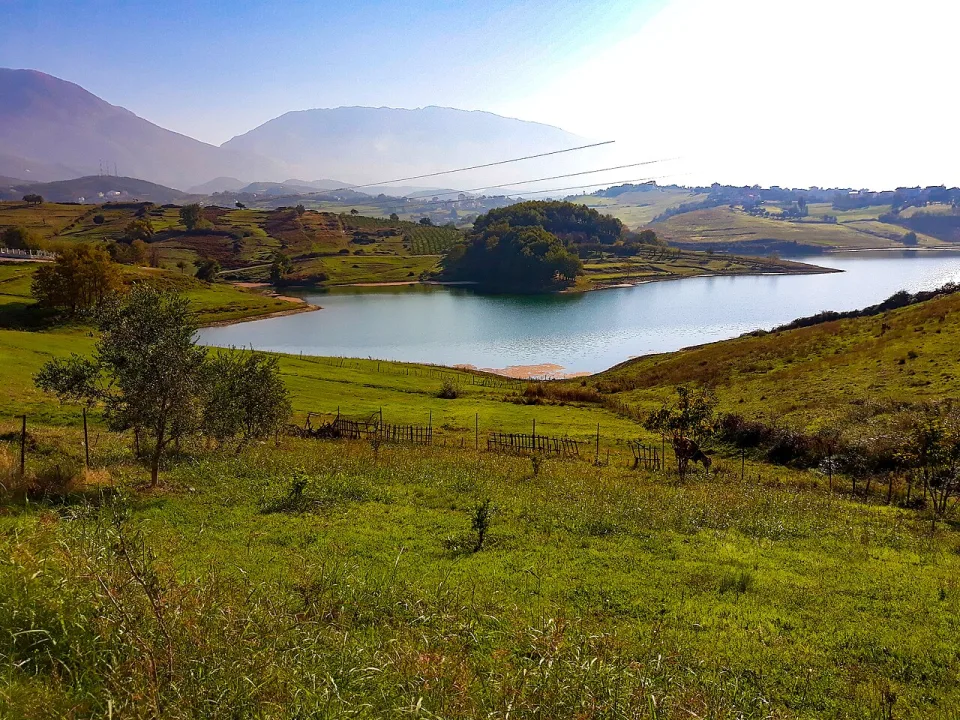 Liqeni i Farkës — BBB2021 / Wikimedia Commons / CC BY-SA 4.0