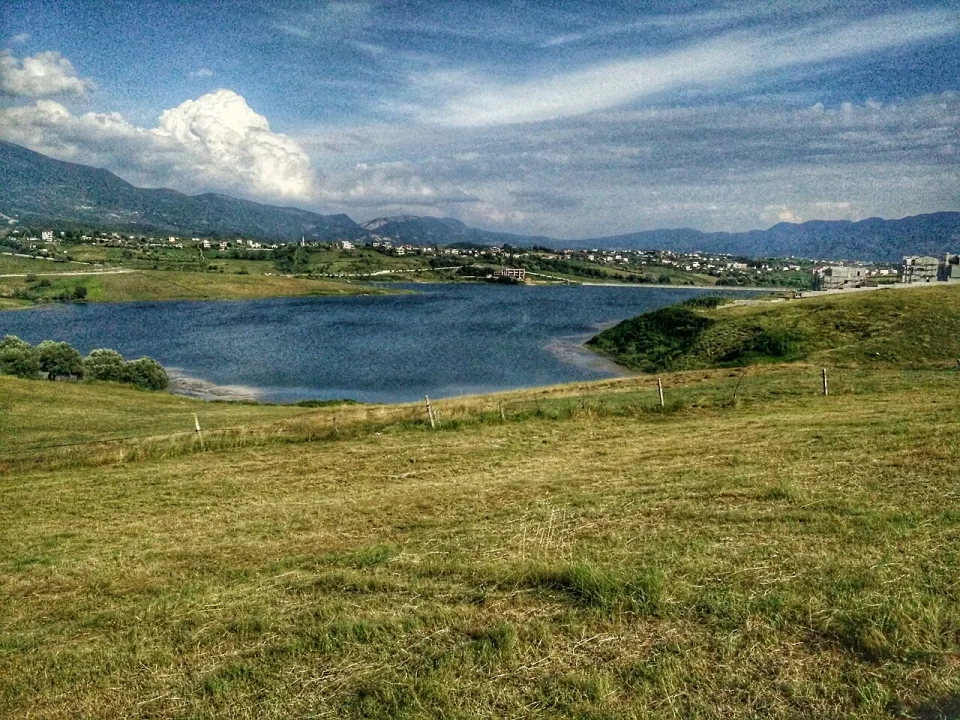 Liqeni i Farkës — Margott / Wikimedia Commons / CC BY-SA 4.0
