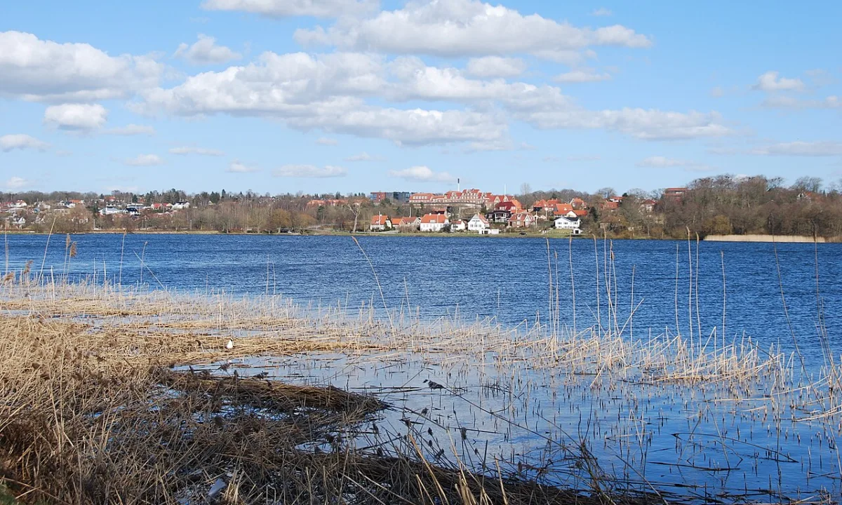 Søndersø — This file was made by Lars Schmidt, and should be credited as: Photo: Lars Schmidt.
If you make use of this pictur / Wikimedia Commons / CC BY 3.0