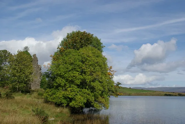 Asgog Loch — Leslie Barrie / Wikimedia Commons / CC BY-SA 2.0