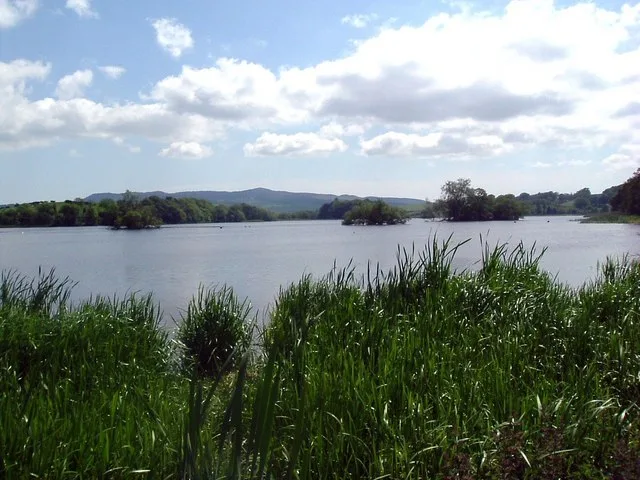 Carlingwark Loch — Les Harvey / Wikimedia Commons / CC BY-SA 2.0