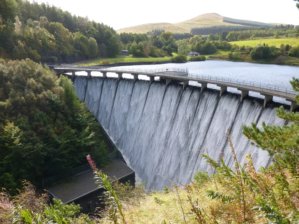 Castlehill Reservoir — Alan O'Dowd  / Wikimedia Commons / CC BY-SA 2.0