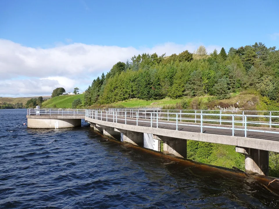 Castlehill Reservoir — Alan O'Dowd  / Wikimedia Commons / CC BY-SA 2.0