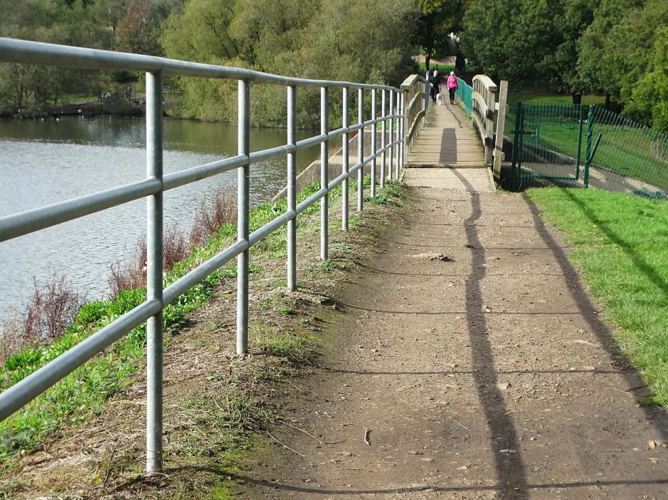 Elsecar Reservoir — Neil Theasby  / Wikimedia Commons / CC BY-SA 2.0