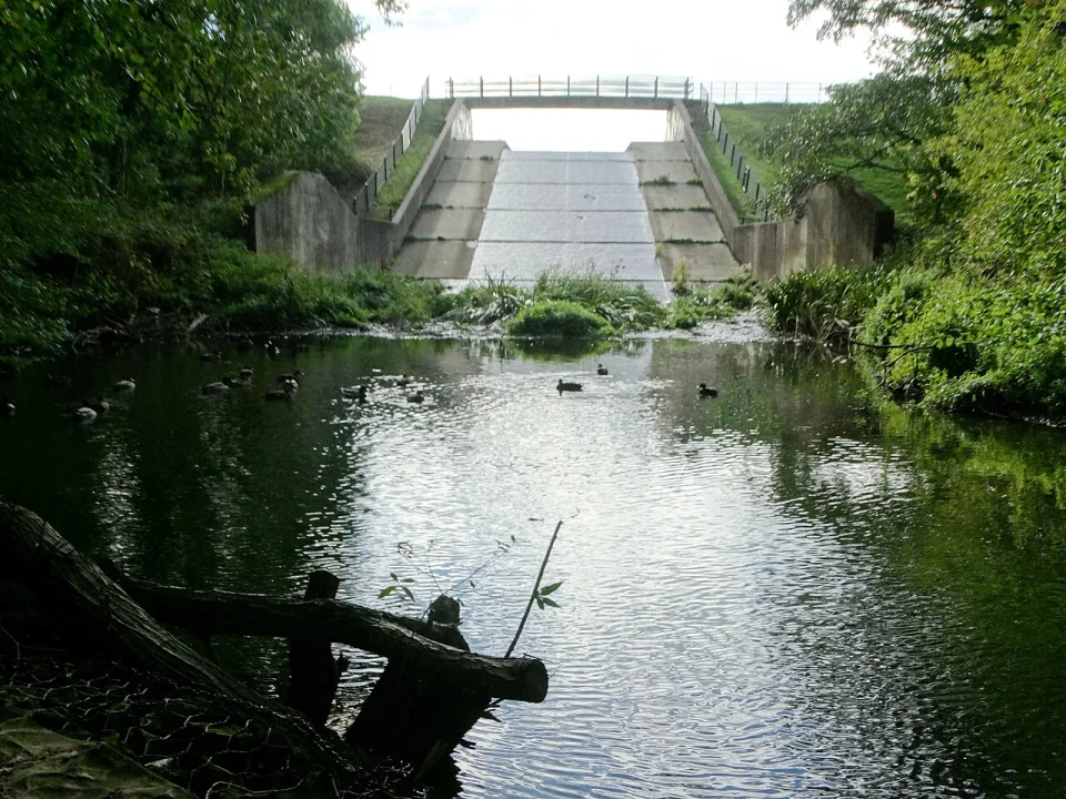 Elsecar Reservoir — Neil Theasby  / Wikimedia Commons / CC BY-SA 2.0