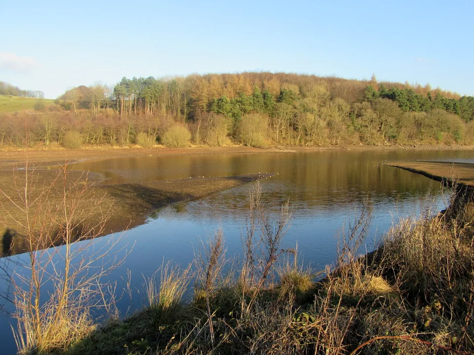 Fewston Reservoir — John H Darch  / Wikimedia Commons / CC BY-SA 2.0