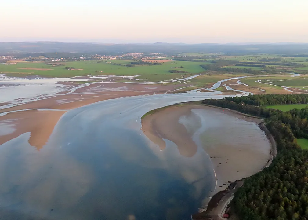 Findhorn Bay — Anne Burgess  / Wikimedia Commons / CC BY-SA 2.0