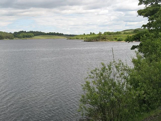 Hillend Loch — Richard Webb / Wikimedia Commons / CC BY-SA 2.0