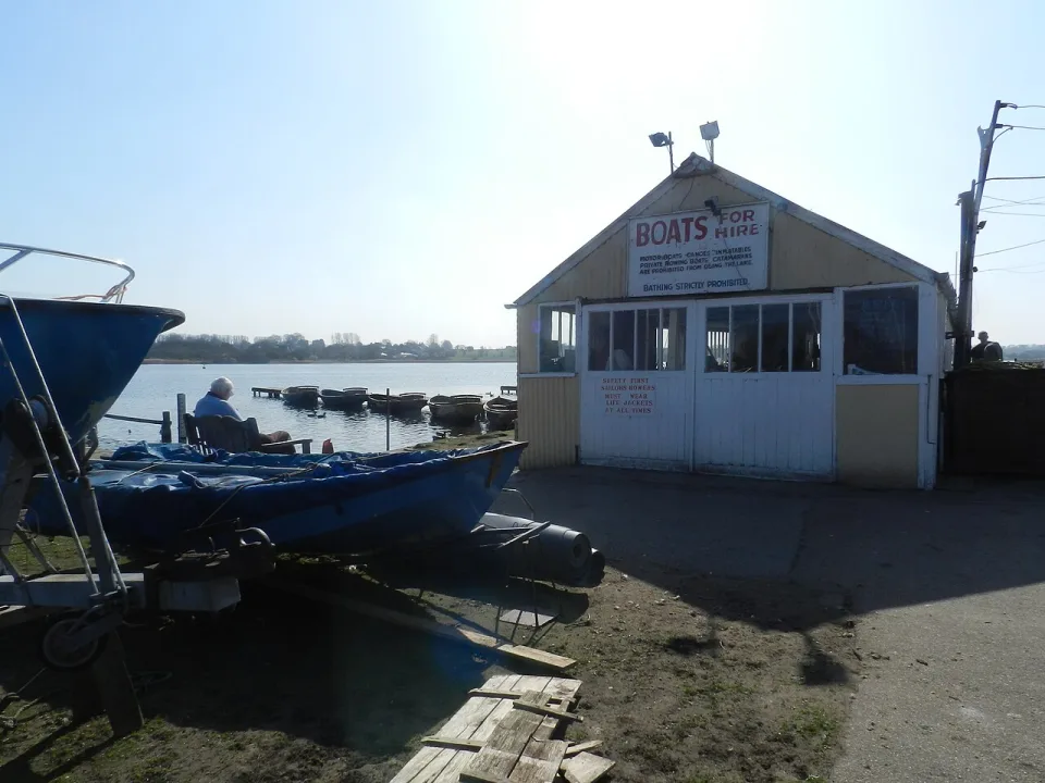 Hornsea Mere — Peter Barr  / Wikimedia Commons / CC BY-SA 2.0