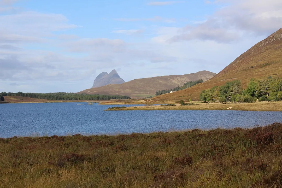 Loch Borralan — Graeme Yuill  / Wikimedia Commons / CC BY-SA 2.0