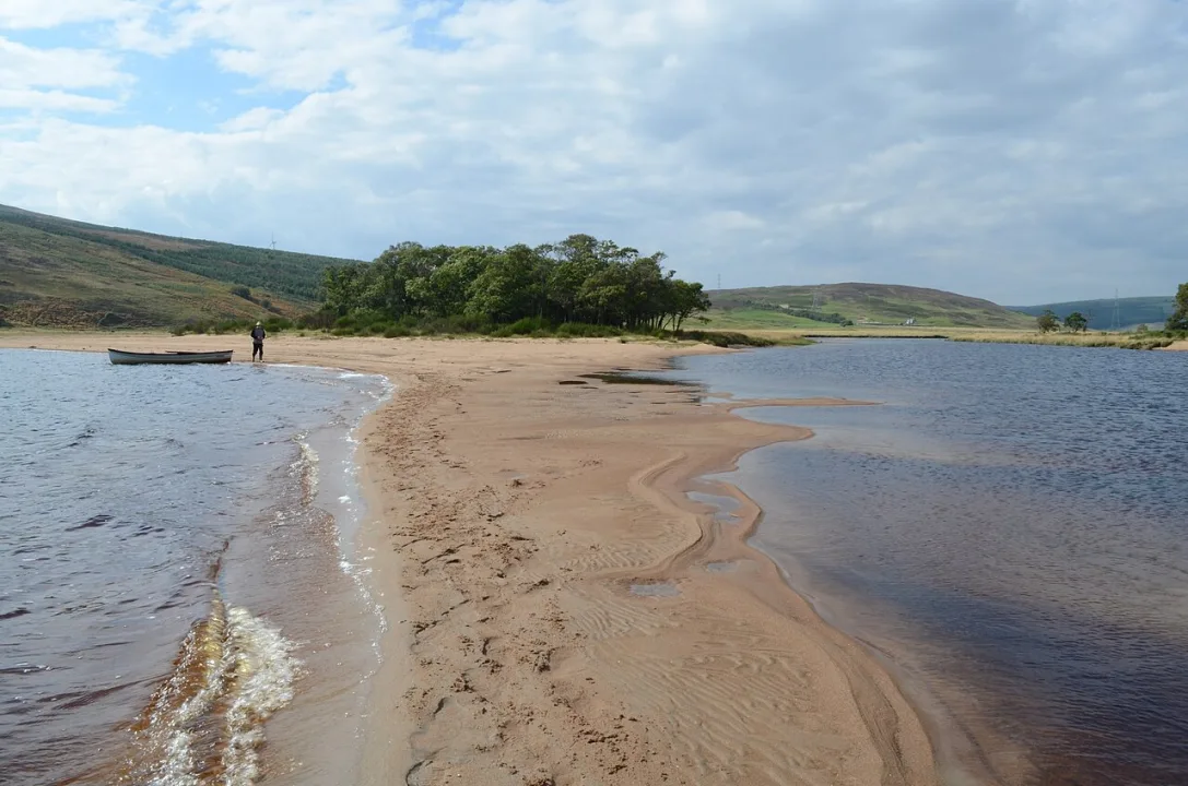 Loch Brora — Andrew Tryon  / Wikimedia Commons / CC BY-SA 2.0