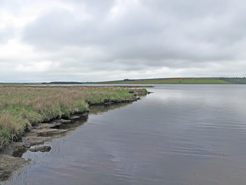 Loch Calder — david glass  / Wikimedia Commons / CC BY-SA 2.0
