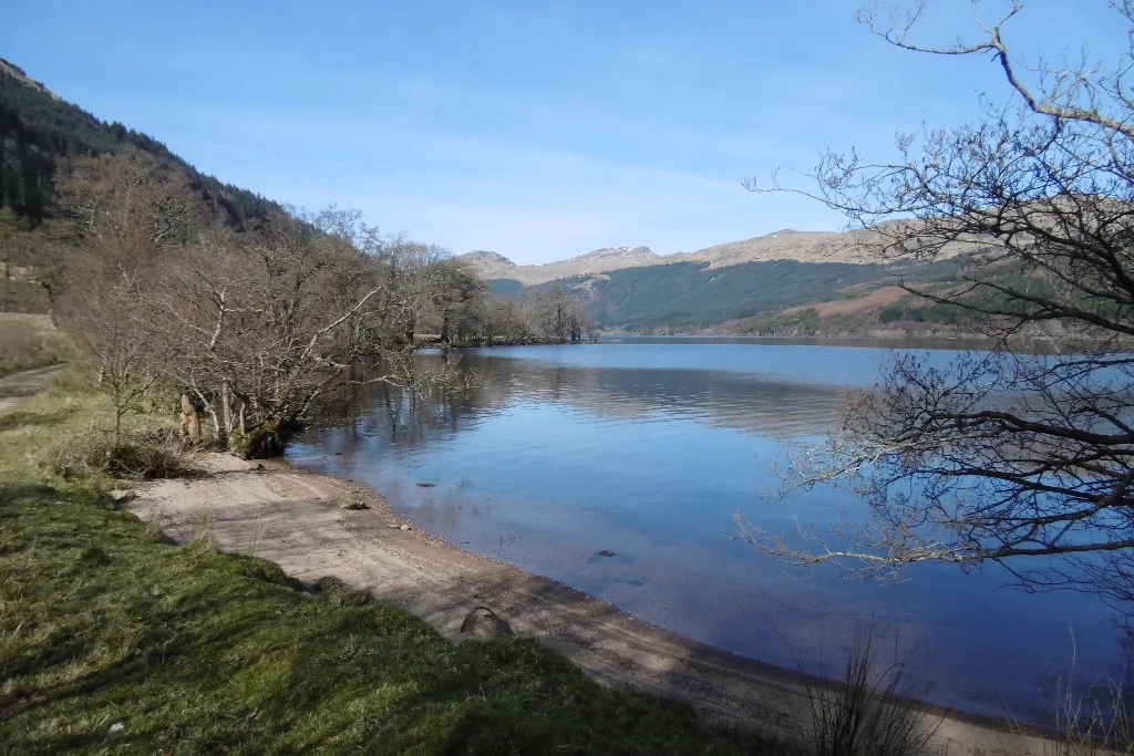 Loch Eck — Richard Webb  / Wikimedia Commons / CC BY-SA 2.0