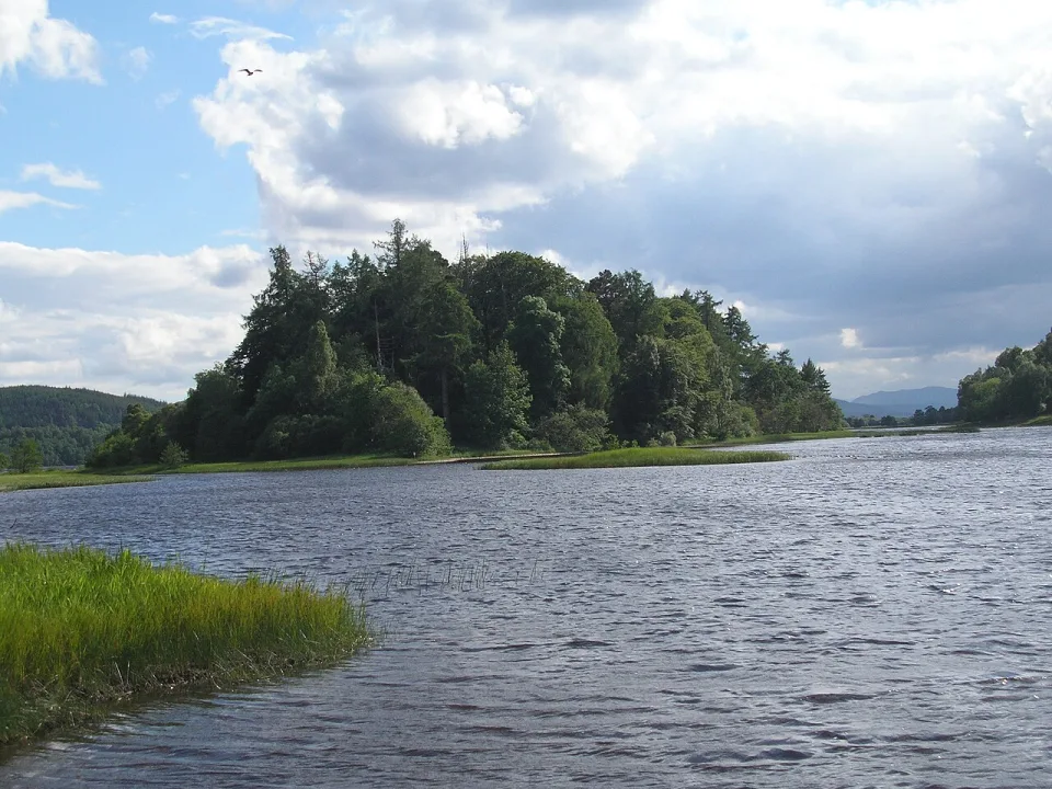 Loch Insh — W. L. Tarbert / Wikimedia Commons / CC BY-SA 3.0