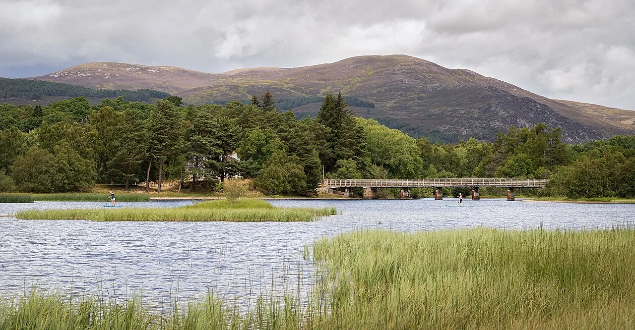 Loch Insh — caroline legg / Wikimedia Commons / CC BY 2.0