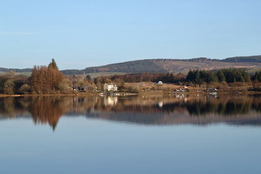 Loch Ken — Walter Baxter  / Wikimedia Commons / CC BY-SA 2.0