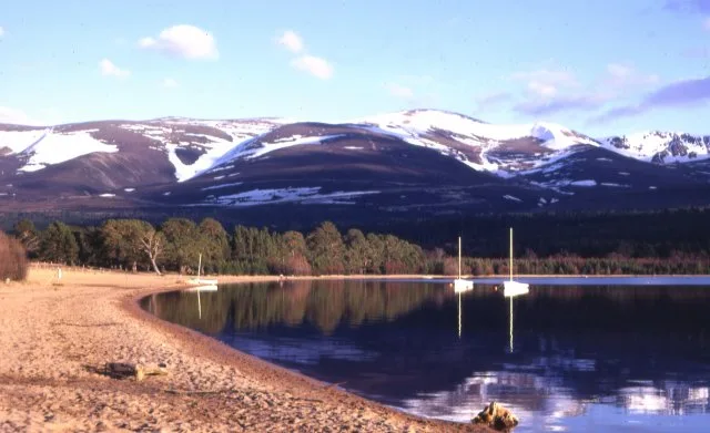 Loch Morlich — Anne Burgess / Wikimedia Commons / CC BY-SA 2.0