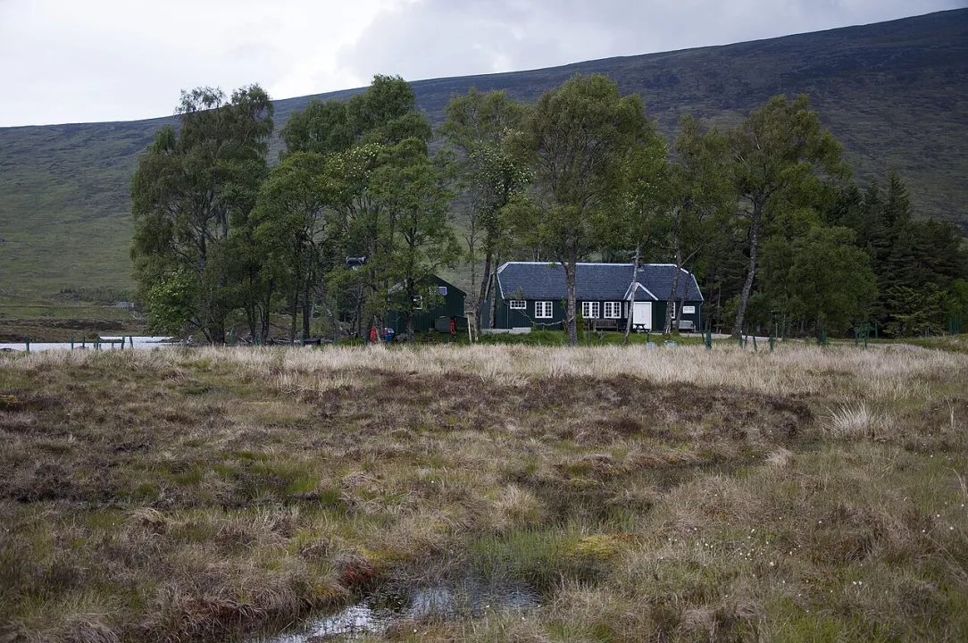 Loch Ossian — Paul Hermans / Wikimedia Commons / CC BY-SA 3.0