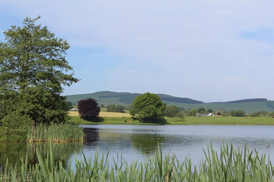 Mill Loch — Leslie Barrie  / Wikimedia Commons / CC BY-SA 2.0