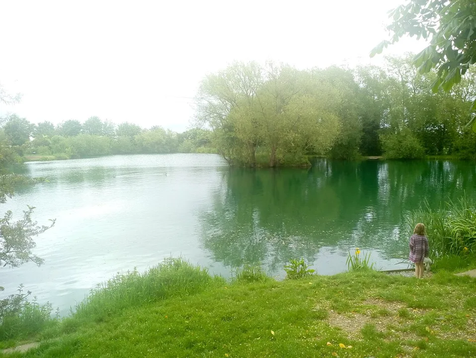 Moat lake — Victuallers / Wikimedia Commons / CC BY-SA 3.0