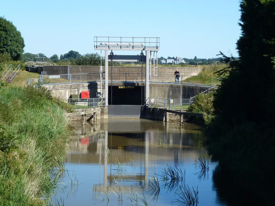 Old Bedford River — Richard Humphrey / Wikimedia Commons / CC BY-SA 2.0