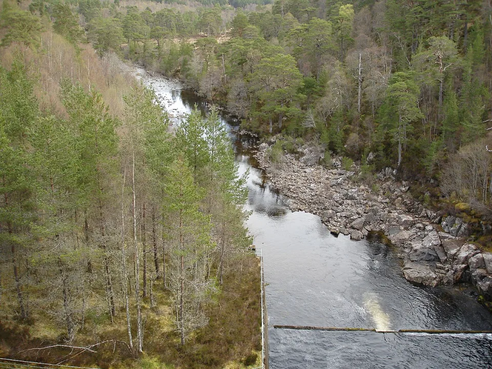 River Affric — Brendan and Ruth McCartney  / Wikimedia Commons / CC BY-SA 2.0