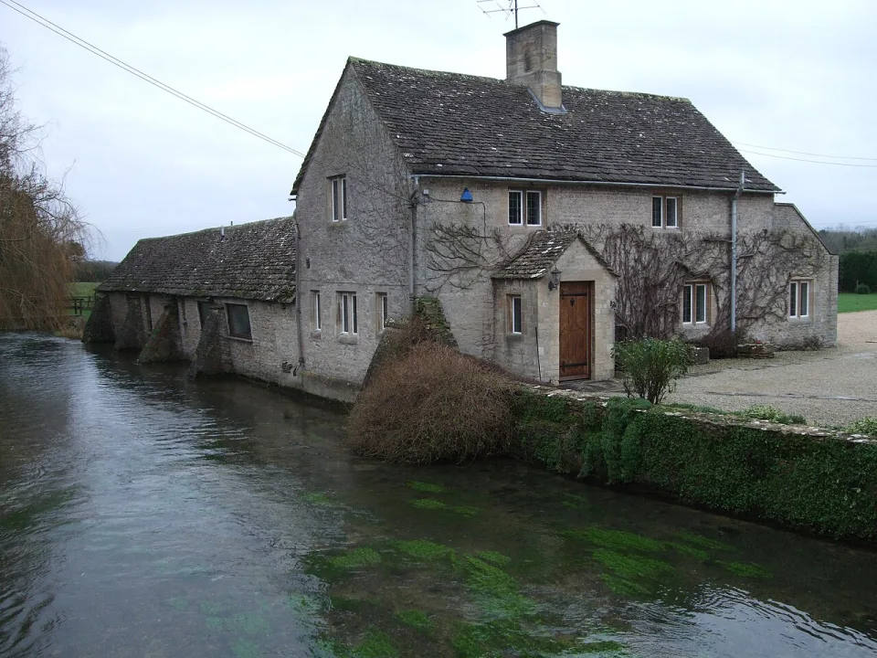 River Coln — Vieve Forward  / Wikimedia Commons / CC BY-SA 2.0