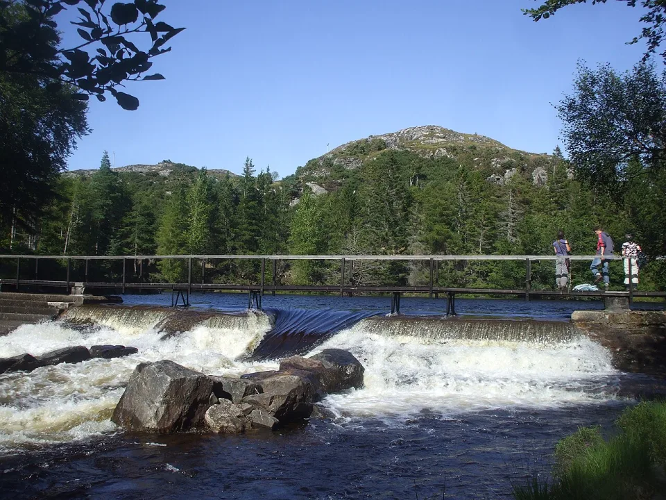 River Inver — John Lord  / Wikimedia Commons / CC BY-SA 2.0