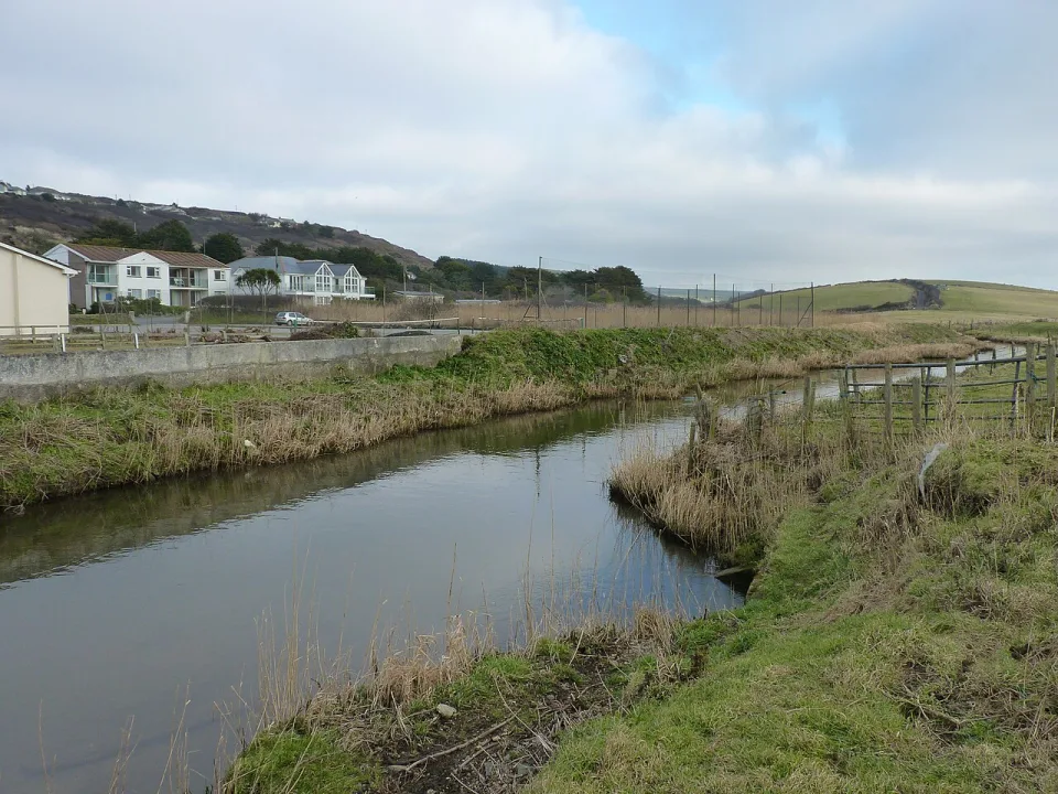 River Menalhyl — Ruth Sharville  / Wikimedia Commons / CC BY-SA 2.0