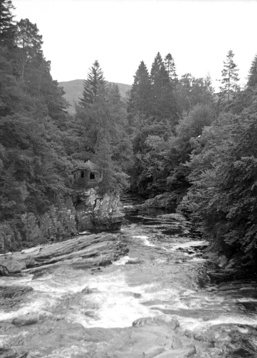 River Moriston — Richard Sutcliffe  / Wikimedia Commons / CC BY-SA 2.0