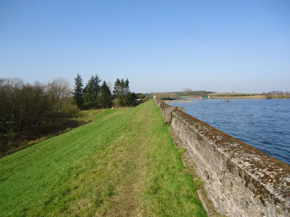 Roughrigg Reservoir — Robert Murray  / Wikimedia Commons / CC BY-SA 2.0