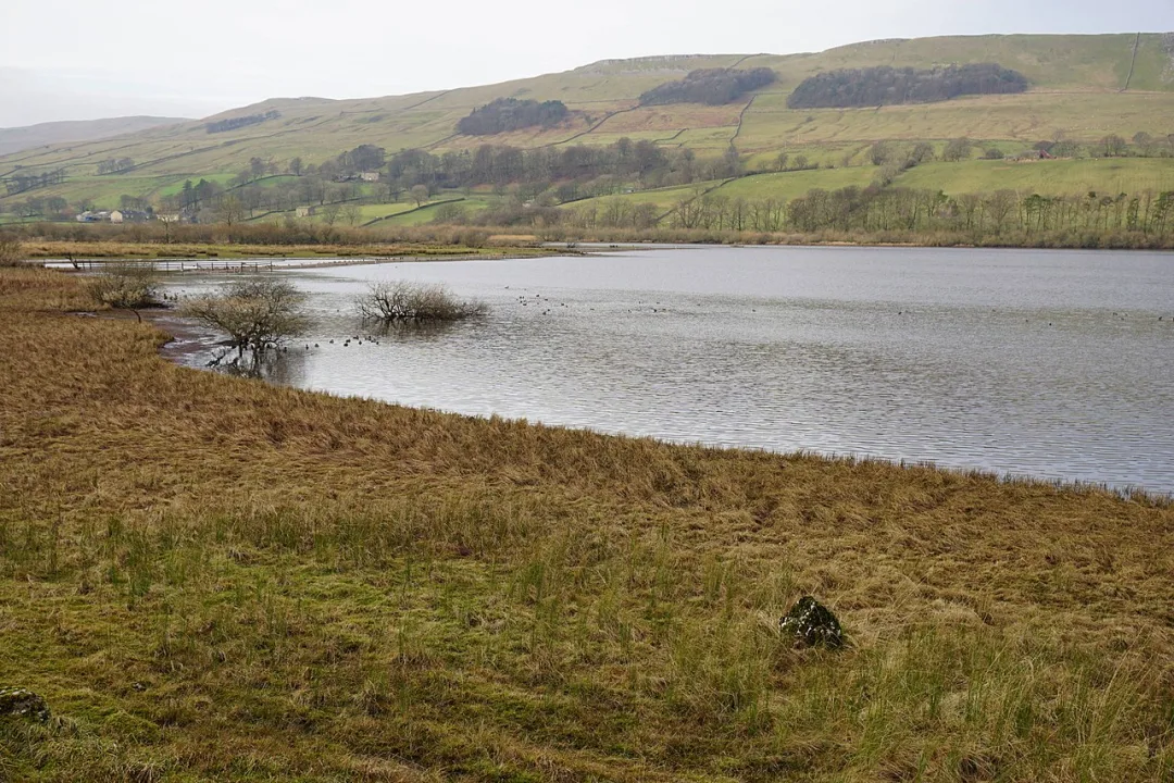 Semer Water — Bill Boaden  / Wikimedia Commons / CC BY-SA 2.0