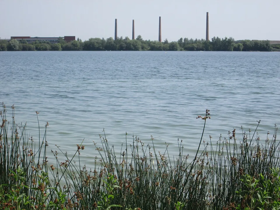 Stewartby Lake — Peter S  / Wikimedia Commons / CC BY-SA 2.0