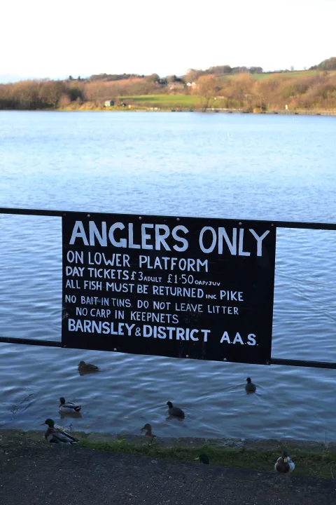 Worsbrough Reservoir — Neil Theasby  / Wikimedia Commons / CC BY-SA 2.0