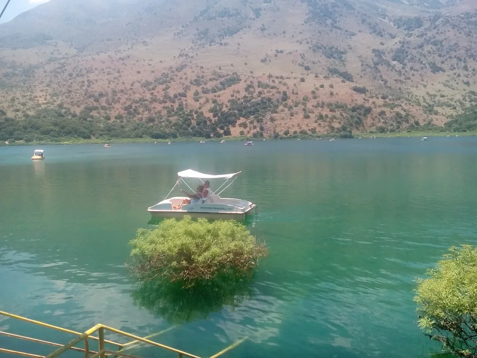 Lake Kourna — JTE Dimandix / Wikimedia Commons / CC BY-SA 4.0