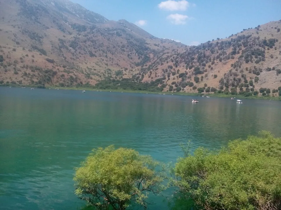 Lake Kourna — JTE Dimandix / Wikimedia Commons / CC BY-SA 4.0