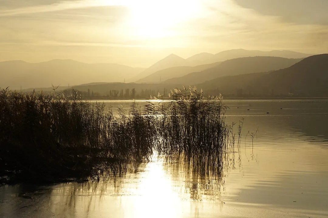 Petres Lake — Christidis Vasilis / Wikimedia Commons / CC BY-SA 4.0