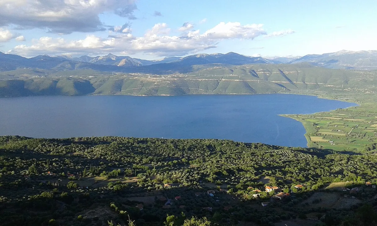 Lake Trichonida — EviFast7 / Wikimedia Commons / CC BY-SA 4.0
