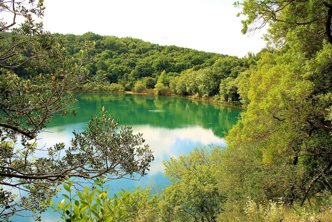 Ziros Lake — Spiros Baracos / Wikimedia Commons / CC BY-SA 3.0